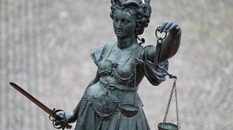 Eine Statue der Justitia hält eine Waage und ein Schwert in der Hand. Foto: Arne Dedert/dpa/Symbolbild