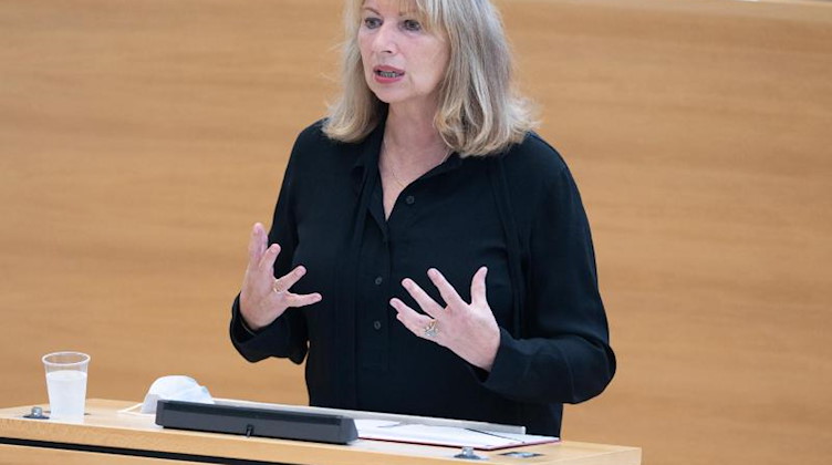 Sachsens Sozialministerin Petra Köpping (SPD) spricht im Landtag zu den Abgeordneten. Foto: Sebastian Kahnert/dpa-Zentralbild/dpa