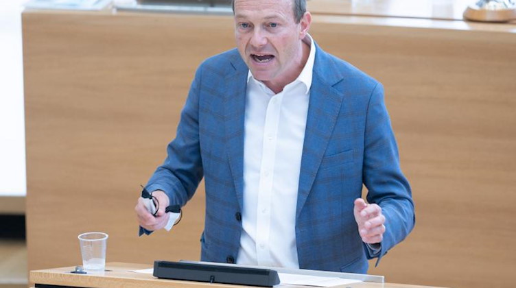 Wolfram Günther (Bündnis90/Die Grünen), Umweltminister von Sachsen, spricht. Foto: Sebastian Kahnert/dpa-Zentralbild/dpa/Archivbild