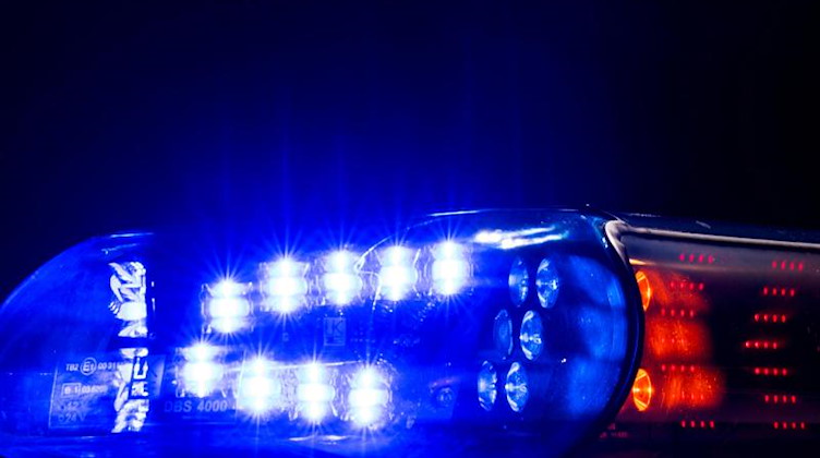 Das Blaulicht leuchtet auf dem Dach eines Polizeiwagens. Foto: Monika Skolimowska/dpa-Zentralbild/ZB/Symbolbild