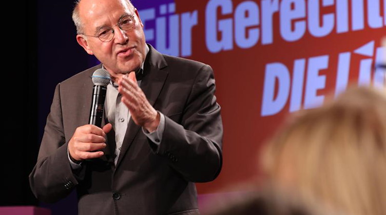 Gregor Gysi (Die Linke) spricht bei der Wahlparty seiner Partei im Karl-Liebknecht-Haus in Berlin. Foto: Jan Woitas/dpa-Zentralbild/dpa/Archivbild