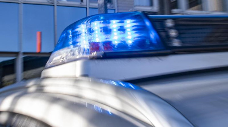 Das Blaulicht leuchtet auf dem Dach eines Polizeiwagens. Foto: David Inderlied/dpa/Symbolbild