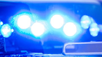 Ein Blaulicht leuchtet auf dem Dach einer Polizeistreife. Foto: Lino Mirgeler/dpa/Symbolbild