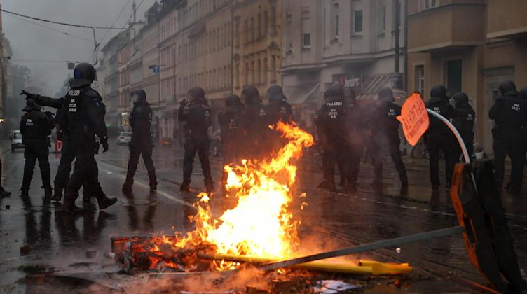 Polizisten sichern eine Straße während einer Linken-Demo in Leipzig. Foto: Jan Woitas/dpa-Zentralbild/dpa