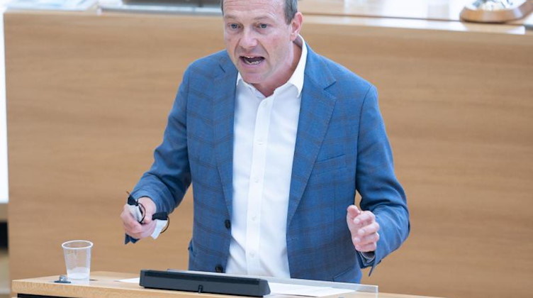 Wolfram Günther (Grüne) spricht im Landtag zu den Abgeordneten. Foto: Sebastian Kahnert/dpa-Zentralbild/dpa