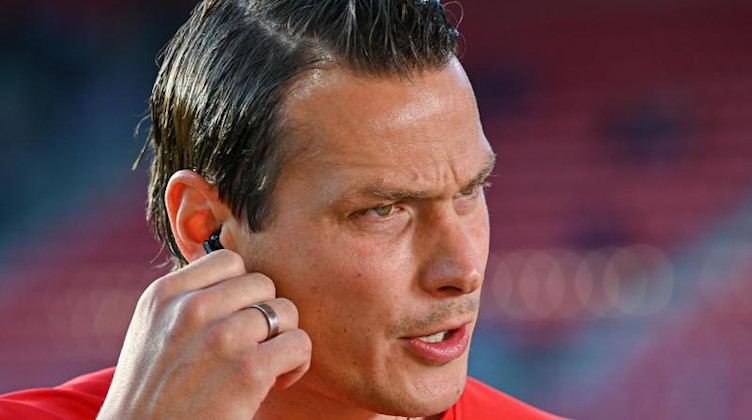 Trainer Marc Hensel vom FC Erzgebirge Aue steht vor einem Spiel im Stadion. Foto: Armin Weigel/dpa