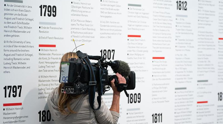 Eine Kamerafrau filmt auf der Ausstellung «Träume der Freiheit» in Dresden. Foto: Sebastian Kahnert/dpa-Zentralbild/dpa