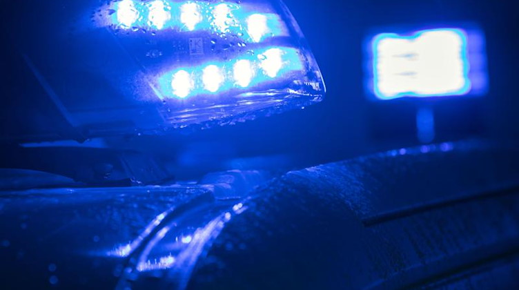Blaulicht auf einem Polizeifahrzeug. Foto: Jens Büttner/ZB/dpa/Symbolbild