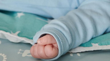 Die Hand eines Babys ist zu einer Faust geballt. Foto: Annette Riedl/dpa/Symbolbild