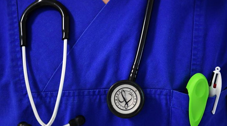 Ein Stethoskop hängt um den Hals eines Arztes. Foto: Soeren Stache/dpa-Zentralbild/ZB/Symbolbild
