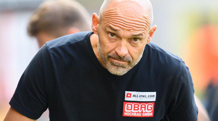 Dynamos Trainer Alexander Schmidt steht im Stadion. Foto: Robert Michael/dpa-Zentralbild/dpa/Archivbild