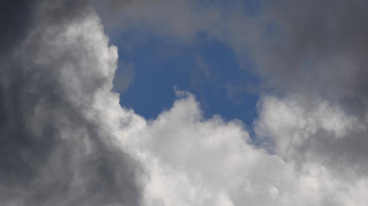 Dunkle Regenwolken ziehen auf. Foto: Stefan Sauer/dpa-Zentralbild/dpa/Symbolbild