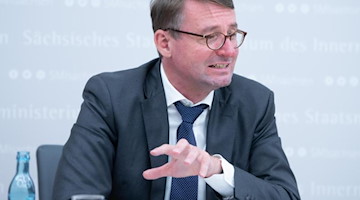Roland Wöller (CDU), Innenminister von Sachsen, spricht auf einer Pressekonferenz. Foto: Sebastian Kahnert/dpa-Zentralbild/dpa/Archivbild