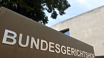 Ein Hinweisschild steht vor dem Bundesgerichtshof (BGH) in Karlsruhe. Foto: Uli Deck/dpa/Symbolbild
