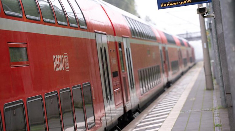 Ein doppelstöckiger Regionalzug der Deutschen Bahn fährt durch einen Bahnhof. Foto: Jonas Walzberg/dpa/Symbolbild