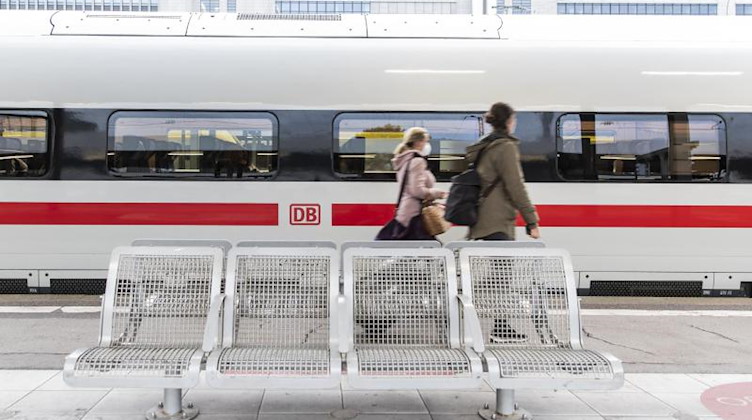 Zwei Frauen gehen am Bahnhof an einem ICE vorbei. Foto: Tom Weller/dpa/Symbolbild