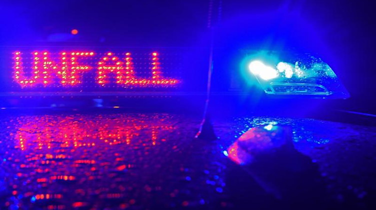 Der Schriftzug "Unfall" leuchtet zwischen zwei Blaulichtern auf dem Dach eines Polizeiwagens. Foto: Stefan Puchner/dpa/Symbolbild