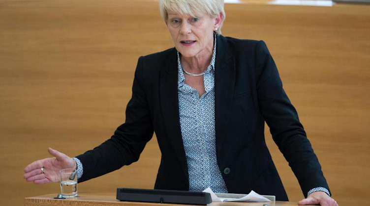Die Abgeordnete Petra Zais spricht im Sächsischen Landtag in Dresden. Foto: Arno Burgi/dpa-Zentralbild/dpa