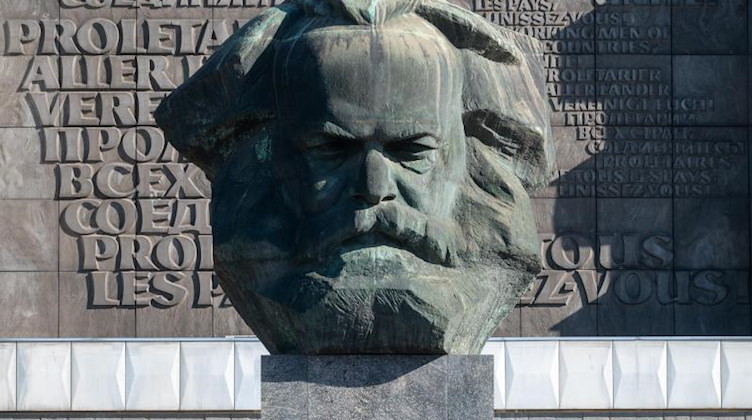 Markant ragt das Karl-Marx-Monument im Zentrum von Chemnitz empor. Foto: Hendrik Schmidt/dpa-Zentralbild/dpa/Archivbild
