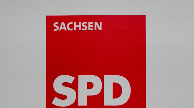 Das Logo und der Schriftzug „SPD Sachsen“. Foto: Peter Endig/dpa-Zentralbild/ZB/Archivbild