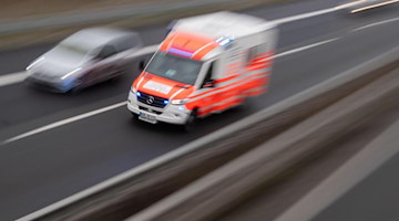 Ein Rettungswagen fährt über eine Autobahn. Foto: Julian Stratenschulte/dpa/Symbolbild