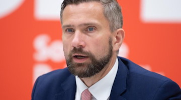 Martin Dulig (SPD), Wirtschaftsminister von Sachsen, spricht auf einer Pressekonferenz. Foto: Sebastian Kahnert/dpa-Zentralbild/dpa/Archivbild