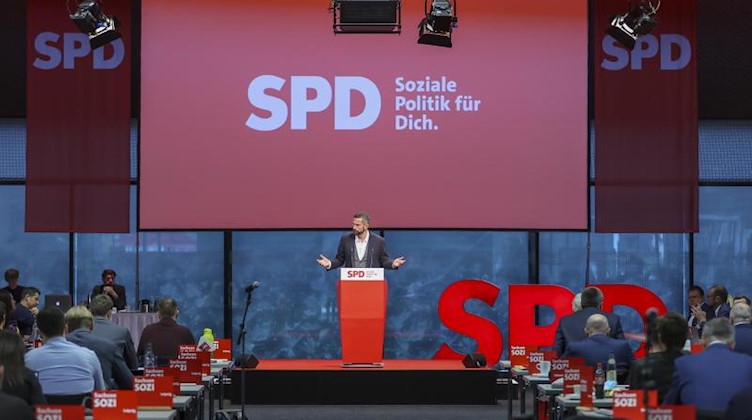 Martin Dulig, langjähriger Vorsitzender der Sachsen-SPD, hält eine emotionale Abschiedsrede. Foto: Jan Woitas/dpa-Zentralbild/dpa