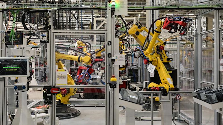 Roboter sind in der Fertigung in einer Produktionshalle im Einsatz. Foto: Patrick Pleul/dpa-Zentralbild/ZB/Symbolbild