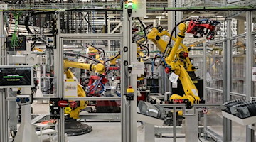 Roboter sind in der Fertigung in einer Produktionshalle im Einsatz. Foto: Patrick Pleul/dpa-Zentralbild/ZB/Symbolbild