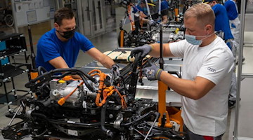 Kfz-Mechatroniker arbeiten im Werk von Volkswagen in Zwickau. Foto: Hendrik Schmidt/dpa-Zentralbild/dpa/Symbolbild