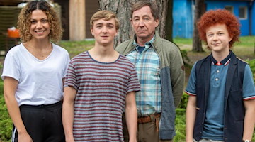 Die Schauspieler Haley Louise Jones, Luis Vorbach, Thorsten Merten und Leopold Ferdinand Schill. Foto: Stefan Sauer/dpa/Archivbild