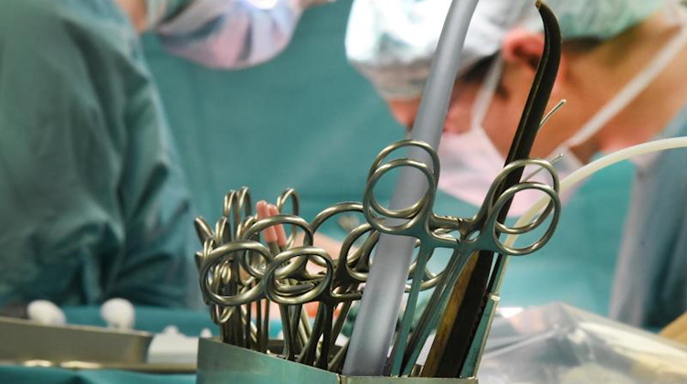 Ärztinnen und Ärzte während einer Operation. Foto: Waltraud Grubitzsch/ZB/dpa/Symbolbild