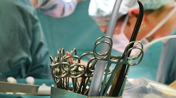 Ärztinnen und Ärzte während einer Operation. Foto: Waltraud Grubitzsch/ZB/dpa/Symbolbild