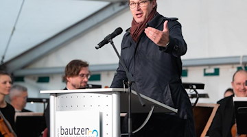Andreas Scheuer spricht in einem Zelt im Schloss und Park Neschwitz. Foto: Sebastian Kahnert/dpa-Zentralbild/dpa