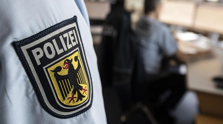 Ein Polizist der Bundespolizei steht in einer Leitstelle. Foto: Boris Roessler/dpa/Symbolbild