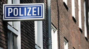 Ein Schild mit der Aufschrift "Polizei" hängt an einem Polizeipräsidium. Foto: Roland Weihrauch/dpa/Symbolbild