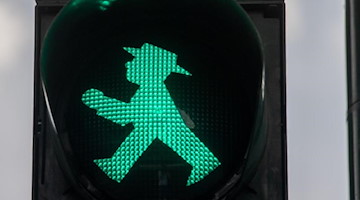 Grünes Ampelmännchen leuchtet an der Ampel. Foto: Monika Skolimowska/dpa-Zentralbild/dpa