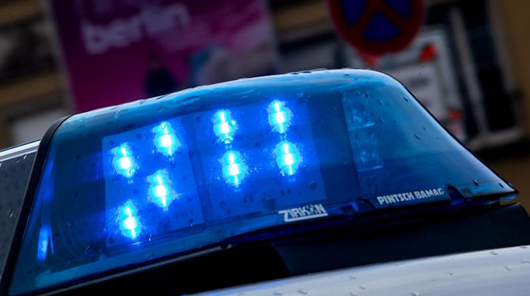 Ein Polizeiauto ist mit Blaulicht im Einsatz. Foto: Monika Skolimowska/dpa-Zentralbild/dpa/Symbolbild