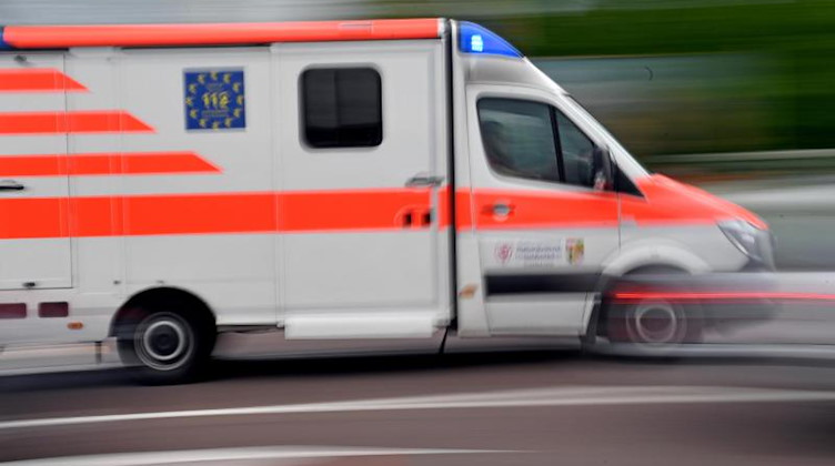 Ein Krankenwagen fährt mit Blaulicht auf einer Straße. Foto: Hendrik Schmidt/dpa-Zentralbild/ZB/Symbolbild