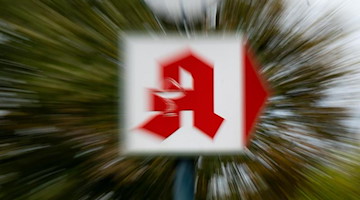 Ein Schild mit dem Apotheken-Logo. Foto: Monika Skolimowska/dpa-Zentralbild/dpa/Symbolbild
