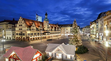 Der geschmückte Weihnachtsbaum steht auf dem Leipziger Marktplatz. Foto: Jan Woitas/dpa-Zentralbild/ZB/Archivbild