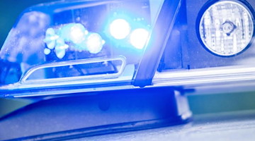 Ein Blaulicht leuchtet auf dem Dach einer Polizeistreife. Foto: Lino Mirgeler/dpa/Symbolbild