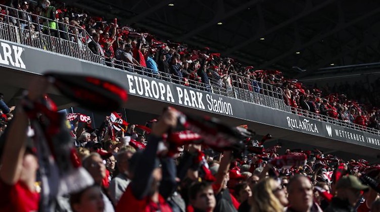 Fans stehen auf der Tribüne des neuen Europa-Park Stadions. Foto: Tom Weller/dpa