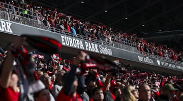 Fans stehen auf der Tribüne des neuen Europa-Park Stadions. Foto: Tom Weller/dpa