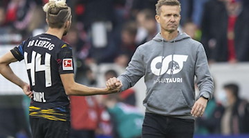 Leipzigs Kevin Kampl (l) nach dem Spiel mit Leipzigs Trainer Jesse Marsch (r). Foto: Tom Weller/dpa
