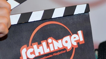 Eine Filmklappe mit der Aufschrift «Schlingel», aufgenommen auf dem Kinder- und Jugendfilmfestival «Schlingel». Foto: Hendrik Schmidt/dpa-Zentralbild/dpa/Archivbild
