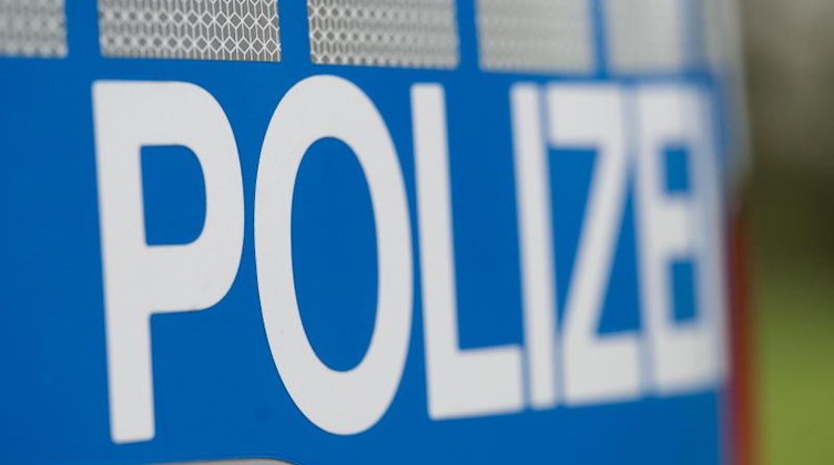 Das Wort "Polizei" steht auf der Karosserie eines Einsatzwagens. Foto: Marijan Murat/dpa/Symbolbild