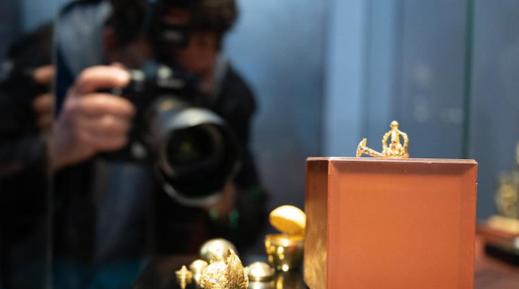 Ein Journalist fotografiert im Neuen Grünen Gewölbe das goldene Ei in einer Vitrine. Foto: Sebastian Kahnert/dpa-Zentralbild/dpa