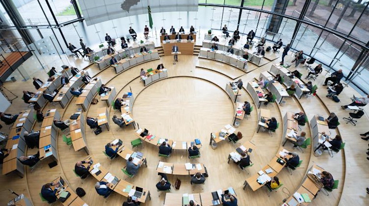 Die Abgeordneten sitzen im Plenum auf ihren Plätzen. Foto: Sebastian Kahnert/dpa-Zentralbild/dpa
