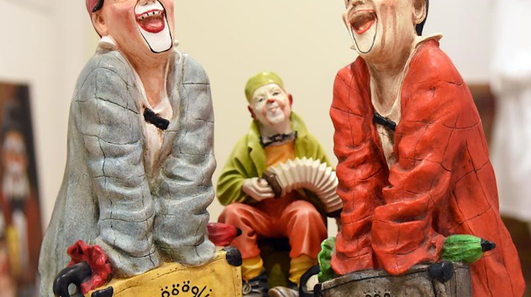 Figuren, die den Schweizer Clown Grock darstellen, gehören zu 25.000 Exponaten. Foto: Waltraud Grubitzsch/dpa-Zentralbild/dpa
